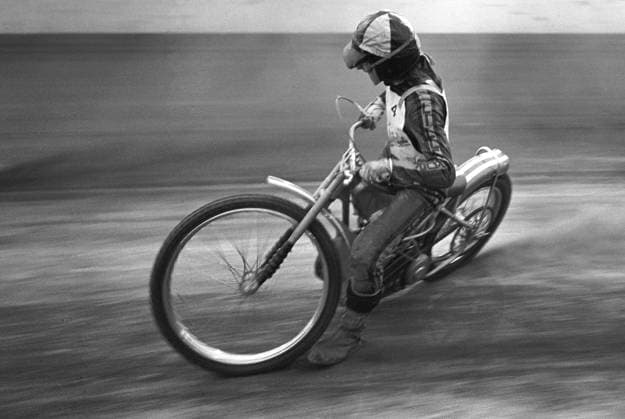 Archivbilder der Woche SPORT KW12 Speedway Fahrer in den 1970er Jahren. Das Speedway Motorrad und der Fahrer sind in einem Hochgeschwindigkeitsrennen auf der Speedway Bahn abgebildet Speedway driver in the 1970s. The speedway motorcycle and driver is pictured racing on the speedway track in a high-speed Copyright: imageBROKER Sjoberg ibljsj12896916.jpg Bitte beachten Sie die gesetzlichen Bestimmungen des deutschen Urheberrechtes hinsichtlich der Namensnennung des Fotografen im direkten Umfeld der Veröffentlichung Speedway Fahrer in den 1970er Jahren. Das Speedway Motorrad und der Fahrer sind in einem Hochgeschwindigkeitsrennen auf imago images 0807187477