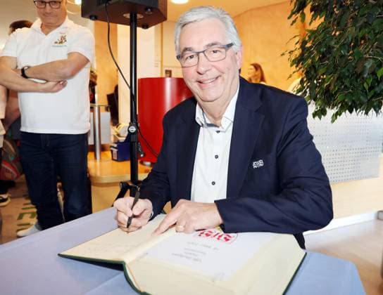 18 03 23 VfB Stuttgart Nachsorgeklinik Tannheim Germany, Stuttgart, 18 03 2025, Football, Bundesliga, VfB Stuttgart, Visit Childrens Aftercare Clinic Tannheim Dietmar Allgaier President Entry in the Golden Book