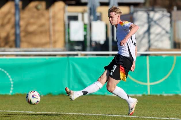 Max Moerstedt (Germany) erzielt mit diesem Schuss das Tor zum 2:0, UEFA Under19 EURO Qualifier, EM, Europameisterschaft Germany U19 and Slovenia U19, Droemlingstadion am 19. March 2025 in Wolfsburg, Deutschland. (Foto von Marco Steinbrenner DeFodi Images) Max Moerstedt (Germany) scores the goal with this shot to make it 2:0, UEFA Under19 EURO Qualifier, Germany U19 and Slovenia U19, Droemlingstadium, March 19, 2025 in Wolfsburg, Germany. (Photo by Marco Steinbrenner DeFodi Images) *** Max Moerstedt Germany scores the goal with this shot to make it 2 0, UEFA Under19 EURO Qualifier, Germany U19 and Slovenia U19, Droemlingstadium, March 19, 2025 in Wolfsburg, Germany Photo by Marco Steinbrenner DeFodi Images Max Moerstedt Germany scores the goal with this shot to make it 2 0, UEFA Under19 EURO Qualifier, Germany U19 and Slovenia U19, Droemlingstadium, March 19, 2025 in Wolfsburg, Germany Photo by Marco Steinbrenner DeFodi Images