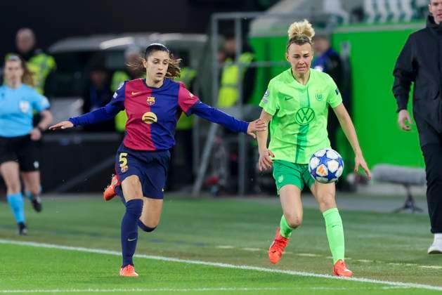 Jana Fernandez FC Barcelona and Lena Lattwein VfL Wolfsburg battle for the ball, UEFA Women s Champions League Quarter Finals First Leg, VfL Wolfsburg and FC Barcelona, Volkswagen Arena on March 19, 2025 in Wolfsburg, Germany Photo by Marco Steinbrenner DeFodi Images Jana Fernandez FC Barcelona and Lena Lattwein VfL Wolfsburg battle for the ball, UEFA Women s Champions League Quarter Finals First Leg, VfL Wolfsburg and FC Barcelona, Volkswagen Arena, March 19, 2025 in Wolfsburg, Germany Photo by Marco Steinbrenner DeFodi Images