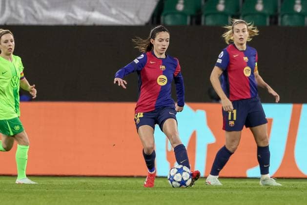v li Aitana Bonmati FC Barcelona, 14 on the ball, single image, full body, action, action, match scene, 19 03 2025, Wolfsburg Germany , Football, UEFA Womens Champions League, VfL Wolfsburg FC Barcelona xobx