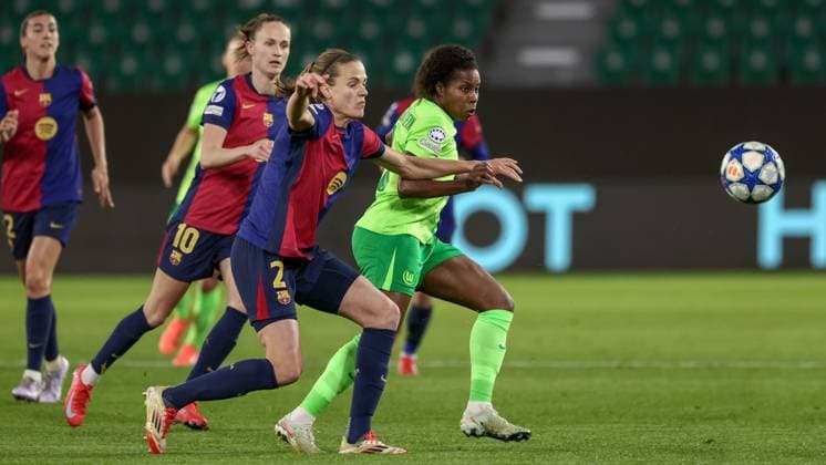 from left Irene Paredes FC Barcelona, 2 and Lineth Beerensteyn VfL Wolfsburg, 9 in duel, duel, dynamics, action, action, match scene, 19 03 2025, Wolfsburg Germany , Football, UEFA Womens Champions League, VfL Wolfsburg FC Barcelona xobx