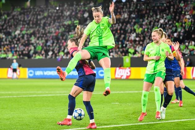 Soccer I Women I 2024 2025 season I Champions League I Quarter-finals I VfL Wolfsburg FC Barcelona I 19 03 2025 duel Ewa Pajor 17, FC Barcelona and Lynn Wilms 2, VfL Wolfsburg Wolfsburg Volkswagen Arena Niedersachsen Germany Copyright: xLobeca InesxHähnelx