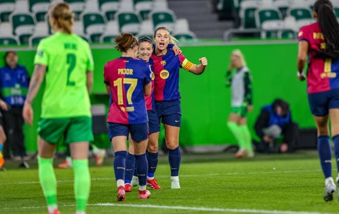 GER, Wolfsburg, VfL Wolfsburg vs FC Barcelona, WomenÂs Champions League, Football, UEFA, 2024 2025 season, Volkswagen Arena, quarter-final, in the picture own goal by Caitlin Dijkstra VfL Wolfsburg 3 , players around Ewa Pajor FC Barcelona 17 celebrate the goal DFB DFL REGULATIONS PROHIBIT ANY USE OF PHOTOGRAPHS AS IMAGE SEQUENCES AND OR QUASI VIDEO, 19 03 2025, Copyright: HMBxMedia HendrikxHamelau