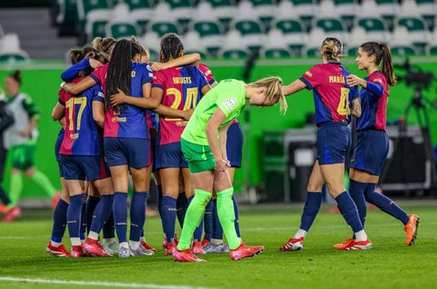 GER, Wolfsburg, VfL Wolfsburg vs FC Barcelona, WomenÂs Champions League, Football, UEFA, 2024 2025 season, Volkswagen Arena, quarter-final, in the picture own goal by Caitlin Dijkstra VfL Wolfsburg 3 , players around Ewa Pajor FC Barcelona 17 celebrate the goal DFB DFL REGULATIONS PROHIBIT ANY USE OF PHOTOGRAPHS AS IMAGE SEQUENCES AND OR QUASI VIDEO, 19 03 2025, Copyright: HMBxMedia HendrikxHamelau