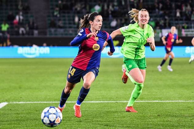 Soccer I Women I 2024 2025 season I Champions League I Quarter-finals I VfL Wolfsburg FC Barcelona I 19 03 2025 Running duel Aitana Bonmati 14, FC Barcelona is too fast for Lena Lattwein 8, VfL Wolfsburg Wolfsburg Volkswagen Arena Niedersachsen Germany Copyright: xLobeca InesxHähnelx
