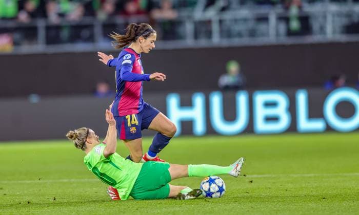 GER, Wolfsburg, VfL Wolfsburg vs FC Barcelona, WomenÂs Champions League, Football, UEFA, Season 2024 2025, Volkswagen Arena, Quarterfinals, pictured from l Svenja Huth Vfl Wolfsburg 10 , Aitana Bonmati FC Barcelona 14 DFB DFL REGULATIONS PROHIBIT ANY USE OF PHOTOGRAPHS AS IMAGE SEQUENCES AND OR QUASI VIDEO, 19 03 2025, Copyright: HMBxMedia HendrikxHamelau
