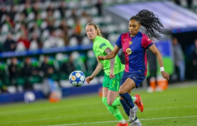 GER, Wolfsburg, VfL Wolfsburg vs FC Barcelona, WomenÂs Champions League, Football, UEFA, Season 2024 2025, Volkswagen Arena, Quarterfinals, pictured f l Lynn Wilms Vfl Wolfsburg 2 , Salma Paralluelo FC Barcelona 7 DFB DFL REGULATIONS PROHIBIT ANY USE OF PHOTOGRAPHS AS IMAGE SEQUENCES AND OR QUASI VIDEO, 19 03 2025, Copyright: HMBxMedia HendrikxHamelau
