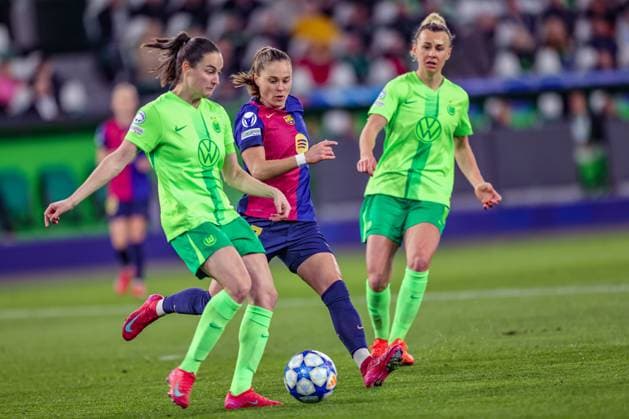 GER, Wolfsburg, VfL Wolfsburg vs FC Barcelona, WomenÂs Champions League, Football, UEFA, Season 2024 2025, Volkswagen Arena, Quarterfinals, pictured from l Caitlin Dijkstra VfL Wolfsburg 3 , Ewa Pajor FC Barcelona 17 DFB DFL REGULATIONS PROHIBIT ANY USE OF PHOTOGRAPHS AS IMAGE SEQUENCES AND OR QUASI VIDEO, 19 03 2025, Copyright: HMBxMedia HendrikxHamelau