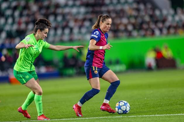 GER, Wolfsburg, VfL Wolfsburg vs FC Barcelona, WomenÂs Champions League, Football, UEFA, Season 2024 2025, Volkswagen Arena, Quarterfinals, pictured from l Caitlin Dijkstra VfL Wolfsburg 3 , Ewa Pajor FC Barcelona 17 DFB DFL REGULATIONS PROHIBIT ANY USE OF PHOTOGRAPHS AS IMAGE SEQUENCES AND OR QUASI VIDEO, 19 03 2025, Copyright: HMBxMedia HendrikxHamelau