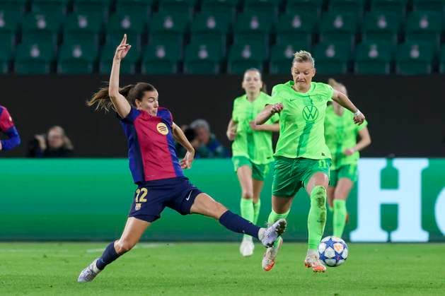 Patri Guijarro FC Barcelona and Alexandra Popp VfL Wolfsburg battle for the ball, UEFA Women s Champions League Quarter Finals First Leg, VfL Wolfsburg and FC Barcelona, Volkswagen Arena on March 19, 2025 in Wolfsburg, Germany Photo by Marco Steinbrenner DeFodi Images Patri Guijarro FC Barcelona and Alexandra Popp VfL Wolfsburg battle for the ball, UEFA Women s Champions League Quarter Finals First Leg, VfL Wolfsburg and FC Barcelona, Volkswagen Arena, March 19, 2025 in Wolfsburg, Germany Photo by Marco Steinbrenner DeFodi Images