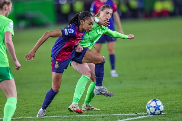 GER, Wolfsburg, VfL Wolfsburg vs FC Barcelona, WomenÂs Champions League, Football, UEFA, Season 2024 2025, Volkswagen Arena, Quarterfinals, in the picture from l Salma Paralluelo FC Barcelona 7 , Jule Brand Vfl Wolfsburg 29 DFB DFL REGULATIONS PROHIBIT ANY USE OF PHOTOGRAPHS AS IMAGE SEQUENCES AND OR QUASI VIDEO, 19 03 2025, Copyright: HMBxMedia HendrikxHamelau