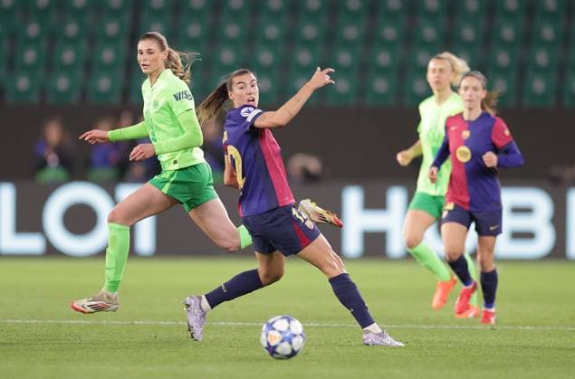 Jule Brand VfL Wolfsburg , Patri Guijarro FC Barcelona Football, Women, Season 2024 2025, UWCL Quarterfinals, First leg, Volkswagen Arena , VfL Wolfsburg vs FC Barcelona DFL REGULATIONS PROHIBIT ANY USE OF PHOTOGRAPHS AS IMAGE SEQUENCES AND OR QUASI VIDEO
