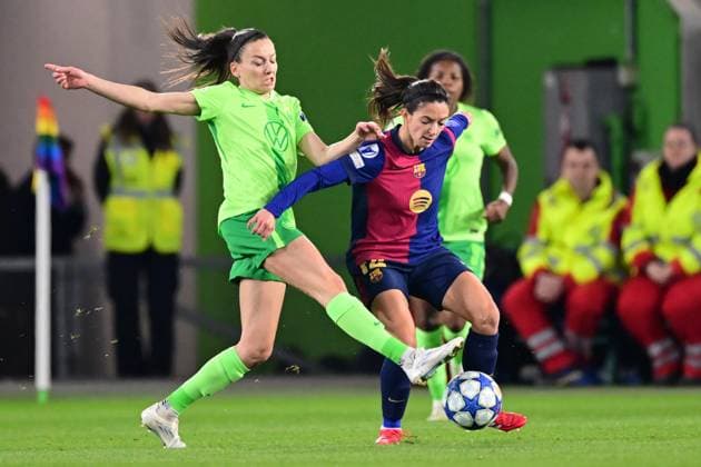 WOLFSBURG - (l-r) Joelle Wedemeyer of VFL Wolfsburg, Aitana Bonmati of FC Barcelona, Barca during the UEFA Champions League women s quarterfinal match between VFL Wolfsburg and FC Barcelona at the VFL Wolfsburg Arena on March 19, 2025 in Wolfsburg, Germany. ANP Hollandse Hoogte Women s UEFA Champions League Quarter final 2024 25 xVIxANPxSportx xGerritxvanxKeulenxIVx 522696973 originalFilename: 522696973.jpg