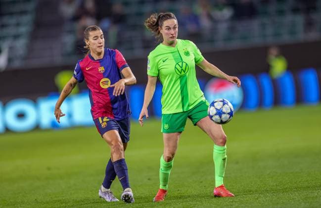 GER, Wolfsburg, VfL Wolfsburg vs FC Barcelona, WomenÂs Champions League, Football, UEFA, Season 2024 2025, Volkswagen Arena, Quarterfinals, pictured from l Patri Guijarro FC Barcelona 12 , Caitlin Dijkstra VfL Wolfsburg 3 DFB DFL REGULATIONS PROHIBIT ANY USE OF PHOTOGRAPHS AS IMAGE SEQUENCES AND OR QUASI VIDEO, 19 03 2025, Copyright: HMBxMedia HendrikxHamelau