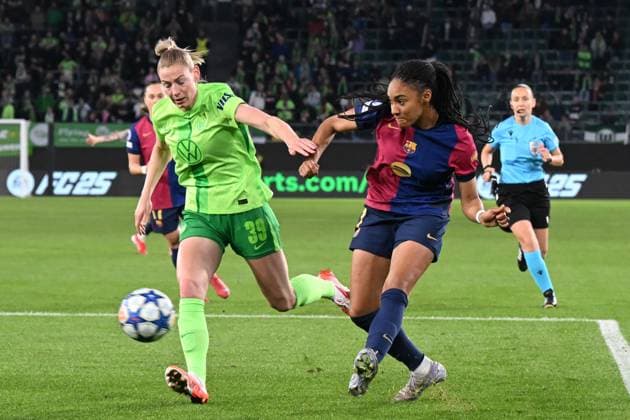 WOLFSBURG - (l-r) Sarai Linder of VFL Wolfsburg, Salma Paralluelo of FC Barcelona, Barca during the UEFA Champions League women s quarterfinal match between VFL Wolfsburg and FC Barcelona at the VFL Wolfsburg Arena on March 19, 2025 in Wolfsburg, Germany. ANP Hollandse Hoogte Women s UEFA Champions League Quarter final 2024 25 xVIxANPxSportx xGerritxvanxKeulenxIVx 522697001 originalFilename: 522697001.jpg