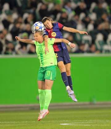 Photo Alexandra POPP Wolfsburg vs Patri Guijarro Barcelona Soccer Womens Champions League Quarterfinal on Wed 19 03 2025 VfL Wolfsburg CF Barcelona