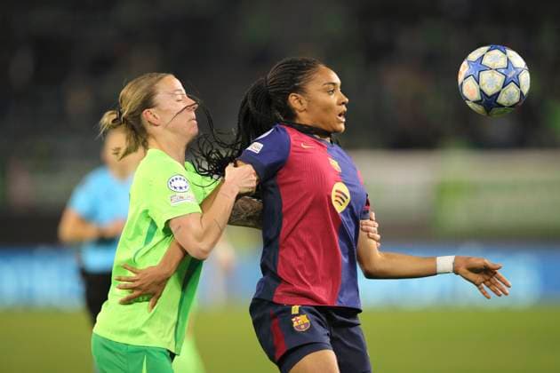 Photo Lynn WILMS Wolfsburg vs Paralluelo Salma Celeste Paralluelo Ayingono Barcelona , right Football Womens Champions League Quarterfinal on Wed 19 03 2025 VfL Wolfsburg CF Barcelona