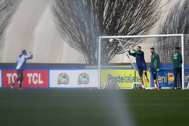 Sport Bilder des Tages CALCIO - UEFA Nations League - Team Italy - Training Gianluigi Donnarumma of Italy in action during a Italy training session at BPER Training Centre at BPER Training Centre Appiano Gentile on March 19, 2025 in Como, Italy Milan Italy  Copyright: xIPAxSport ABACAx