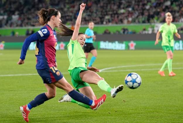 Aitana Bonmati FC Barcelona Women, 14 and Joelle Wedemeyer VfL Wolfsburg Women, 24 GER, VfL Wolfsburg vs FC Barcelona, Football, UEFA Womens Champions League, quarter-final first leg, 2024 2025 season, 19 03 2025 GER, VfL Wolfsburg vs FC Barcelona, Football, UEFA Womens Champions League, quarter-final first leg, 2024 2025 season, 19 03 2025 Wolfsburg Copyright: xEibner-Pressefoto ScottxColemanx EP_SCN