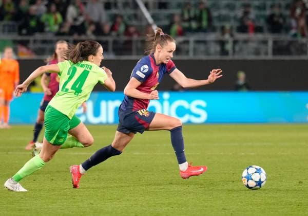 Joelle Wedemeyer VfL Wolfsburg Women, 24 and Caroline Graham Hansen FC Barcelona Women, 10 GER, VfL Wolfsburg vs FC Barcelona, Football, UEFA Womens Champions League, quarter-final first leg, 2024 2025 season, 19 03 2025 GER, VfL Wolfsburg vs FC Barcelona, Football, UEFA Womens Champions League, quarter-final first leg, 2024 2025 season, 19 03 2025 Wolfsburg Copyright: xEibner-Pressefoto ScottxColemanx EP_SCN