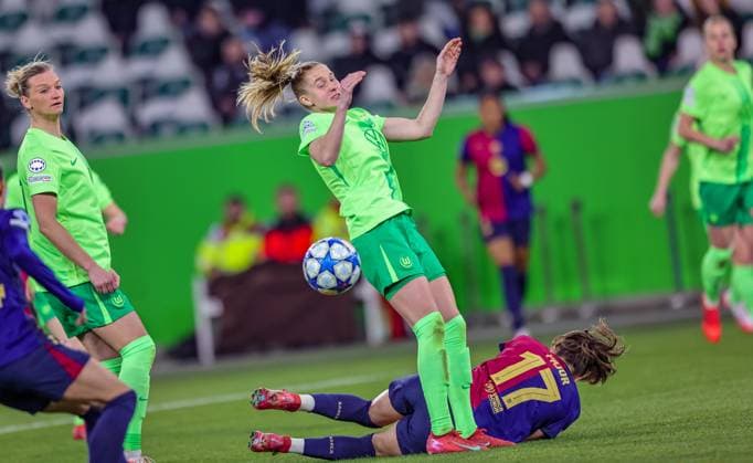 GER, Wolfsburg, VfL Wolfsburg vs FC Barcelona, WomenÂs Champions League, Football, UEFA, Season 2024 2025, Volkswagen Arena, Quarterfinals, pictured from l Janina Minge Vfl Wolfsburg 6 , Ewa Pajor FC Barcelona 17 DFB DFL REGULATIONS PROHIBIT ANY USE OF PHOTOGRAPHS AS IMAGE SEQUENCES AND OR QUASI VIDEO, 19 03 2025, Copyright: HMBxMedia HendrikxHamelau