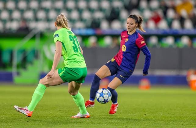 GER, Wolfsburg, VfL Wolfsburg vs FC Barcelona, WomenÂs Champions League, Football, UEFA, Season 2024 2025, Volkswagen Arena, Quarterfinals, pictured from l Sarai Linder Vfl Wolfsburg 39 , Aitana Bonmati FC Barcelona 14 DFB DFL REGULATIONS PROHIBIT ANY USE OF PHOTOGRAPHS AS IMAGE SEQUENCES AND OR QUASI VIDEO, 19 03 2025, Copyright: HMBxMedia HendrikxHamelau