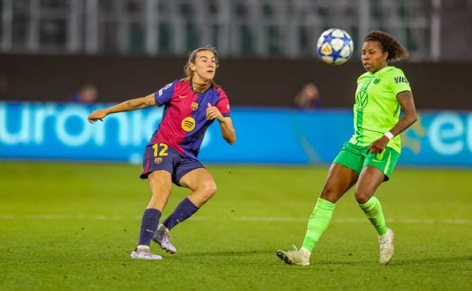 GER, Wolfsburg, VfL Wolfsburg vs FC Barcelona, WomenÂs Champions League, Football, UEFA, 2024 2025 season, Volkswagen Arena, quarter-finals, pictured from l Patri Guijarro FC Barcelona 12 , Lineth Beerensteyn Vfl Wolfsburg 9 DFB DFL REGULATIONS PROHIBIT ANY USE OF PHOTOGRAPHS AS IMAGE SEQUENCES AND OR QUASI VIDEO, 19 03 2025, Copyright: HMBxMedia HendrikxHamelau
