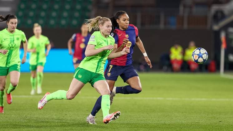 from left Sarai Linder VfL Wolfsburg, 39 and Salma Paralluelo FC Barcelona, 7 in duel, duel, dynamics, action, action, match scene, 19 03 2025, Wolfsburg Germany , Football, UEFA Womens Champions League, VfL Wolfsburg FC Barcelona xobx