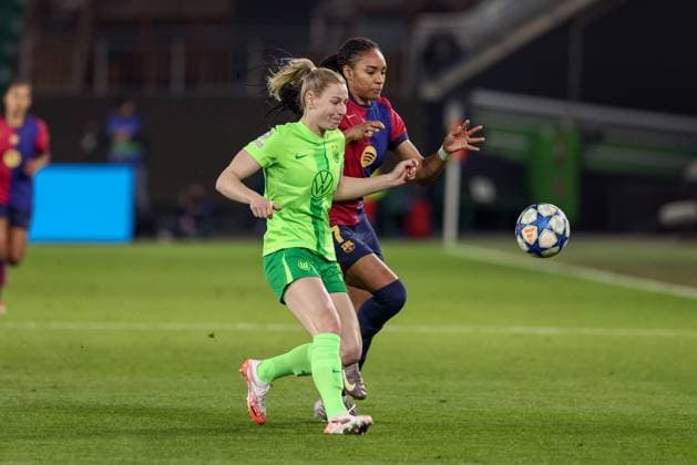 from left Sarai Linder VfL Wolfsburg, 39 and Salma Paralluelo FC Barcelona, 7 in duel, duel, dynamics, action, action, match scene, 19 03 2025, Wolfsburg Germany , Football, UEFA Womens Champions League, VfL Wolfsburg FC Barcelona xobx