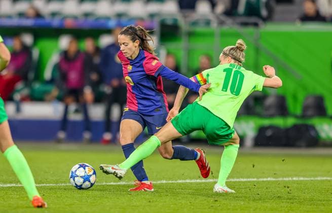 GER, Wolfsburg, VfL Wolfsburg vs FC Barcelona, WomenÂs Champions League, Football, UEFA, Season 2024 2025, Volkswagen Arena, Quarterfinals, pictured from l Aitana Bonmati FC Barcelona 14 , Svenja Huth Vfl Wolfsburg 10 DFB DFL REGULATIONS PROHIBIT ANY USE OF PHOTOGRAPHS AS IMAGE SEQUENCES AND OR QUASI VIDEO, 19 03 2025, Copyright: HMBxMedia HendrikxHamelau