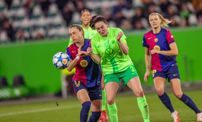 GER, Wolfsburg, VfL Wolfsburg vs FC Barcelona, WomenÂs Champions League, Football, UEFA, Season 2024 2025, Volkswagen Arena, Quarterfinals, pictured from l Ewa Pajor FC Barcelona 17 , Caitlin Dijkstra VfL Wolfsburg 3 DFB DFL REGULATIONS PROHIBIT ANY USE OF PHOTOGRAPHS AS IMAGE SEQUENCES AND OR QUASI VIDEO, 19 03 2025, Copyright: HMBxMedia HendrikxHamelau