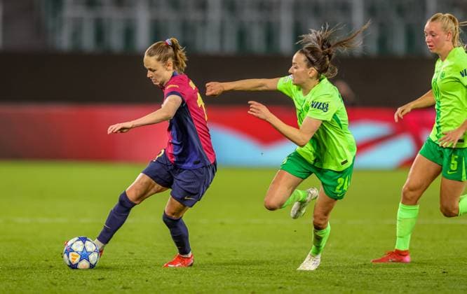 GER, Wolfsburg, VfL Wolfsburg vs FC Barcelona, WomenÂs Champions League, Football, UEFA, Season 2024 2025, Volkswagen Arena, Quarterfinals, pictured from l Caroline Graham Hansen FC Barcelona 10 Joelle Wedemeyer Vfl Wolfsburg 24 DFB DFL REGULATIONS PROHIBIT ANY USE OF PHOTOGRAPHS AS IMAGE SEQUENCES AND OR QUASI VIDEO, 19 03 2025, Copyright: HMBxMedia HendrikxHamelau