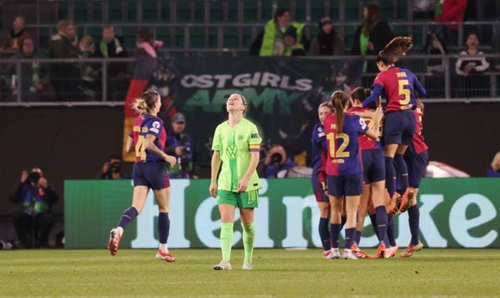 Women UWCL VfL Wolfsburg vs FC Barcelona Wolfsburg, 19 03 2025, Football, Women, Season 24 25, Women s Champions League, Quarterfinals, First leg, VfL Wolfsburg vs FC Barcelona, Picture shows Svenja Huth VfL, 10 is disappointed, In the background Barca cheers about the goal to 4 1 by Sydney Schertenleib FCB, 30 Wolfsburg