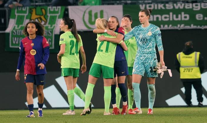 Women UWCL VfL Wolfsburg vs FC Barcelona Wolfsburg, 19 03 2025, Football, Women, Season 24 25, Women s Champions League, Quarterfinal, First leg, VfL Wolfsburg vs FC Barcelona, Picture shows emotions after the final whistle Ewa Pajor FCB, 17 with Rebecka Blomqvist VfL, 21 Wolfsburg