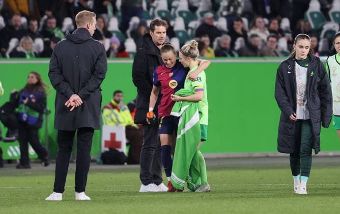 Women UWCL VfL Wolfsburg vs FC Barcelona Wolfsburg, 19 03 2025, Football, Women, Season 24 25, Women s Champions League, Quarterfinal, First leg, VfL Wolfsburg vs FC Barcelona, Picture shows emotions after the final whistle Ewa Pajor FCB, 17 with Svenja Huth VfL, 10 and Ralf Kellermann Wolfsburg