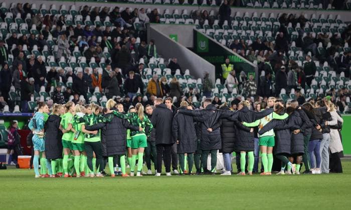 Women UWCL VfL Wolfsburg vs FC Barcelona Wolfsburg, 19 03 2025, Football, Women, Season 24 25, Women s Champions League, Quarter-final, First leg, VfL Wolfsburg vs FC Barcelona, Picture shows emotions after the final whistle Speech by VfL coach Tommy Stroot Wolfsburg