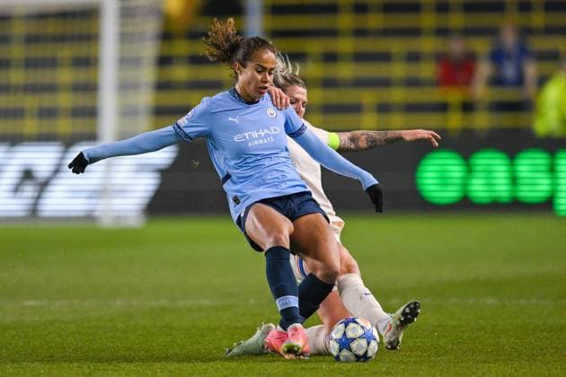 Manchester City Women v Chelsea Women UEFA Womens Champions League Mary Fowler of Manchester City Women and Millie Bright of Chelsea Women battles for the ball during the UEFA Womens Champions League quarter-final first leg match at Joie Stadium, Manchester UK Newspapers OUT Copyright: xKarlxVallantinex FIL-21598-0019