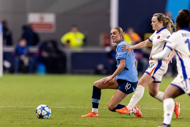 Manchester City Women v Chelsea Women UEFA Womens Champions League 19 03 2025. Quarter Final leg 1 of 2 Manchester City Women midfielder Jill Roord (10) plays a pass during the UEFA Women s Champions League quarter-final first leg match between Manchester City Women and Chelsea Women at the Joie Stadium, Manchester, United Kingdom on 19 March 2025. Manchester Joie Stadium Gt Manchester United, ManU Kingdom Editorial use only , Copyright: xManjitxNarotrax PSI-21668-0023