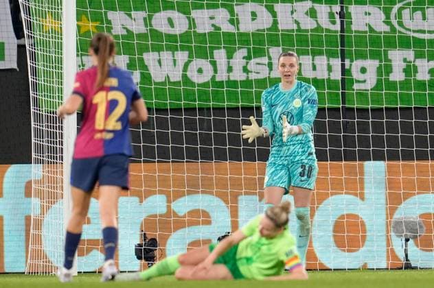Anneke Borbe VfL Wolfsburg Women, 30 reacts after a defensive move by Svenja Huth VfL Wolfsburg Women, 10 GER, VfL Wolfsburg vs FC Barcelona, Football, UEFA Womens Champions League, quarter-final first leg, 2024 2025 season, 19 03 2025 GER, VfL Wolfsburg vs FC Barcelona, Football, UEFA Womens Champions League, quarter-final first leg, 2024 2025 season, 19 03 2025 Wolfsburg Copyright: xEibner-Pressefoto ScottxColemanx EP_SCN