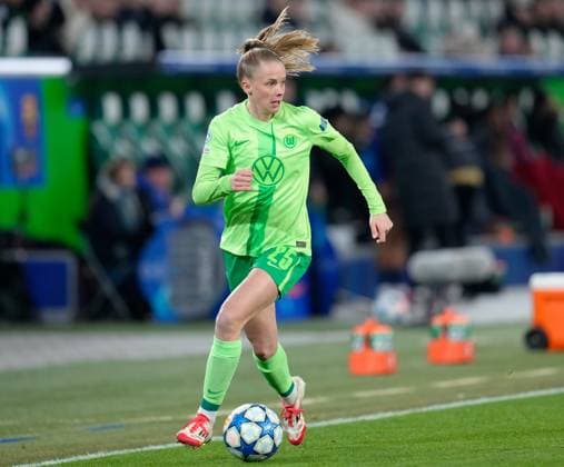 Vivien Endemann VfL Wolfsburg Women, 25 with ball GER, VfL Wolfsburg vs FC Barcelona, Football, UEFA Womens Champions League, quarter-final first leg, 2024 2025 season, 19 03 2025 GER, VfL Wolfsburg vs FC Barcelona, Football, UEFA Womens Champions League, quarter-final first leg, 2024 2025 season, 19 03 2025 Wolfsburg Copyright: xEibner-Pressefoto ScottxColemanx EP_SCN