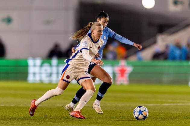 Manchester City Women v Chelsea Women UEFA Womens Champions League 19 03 2025. Quarter Final leg 1 of 2 Chelsea Women forward Aggie Beever-Jones (33) controls ball during the UEFA Women s Champions League quarter-final first leg match between Manchester City Women and Chelsea Women at the Joie Stadium, Manchester, United Kingdom on 19 March 2025. Manchester Joie Stadium Gt Manchester United, ManU Kingdom Editorial use only , Copyright: xManjitxNarotrax PSI-21668-0027