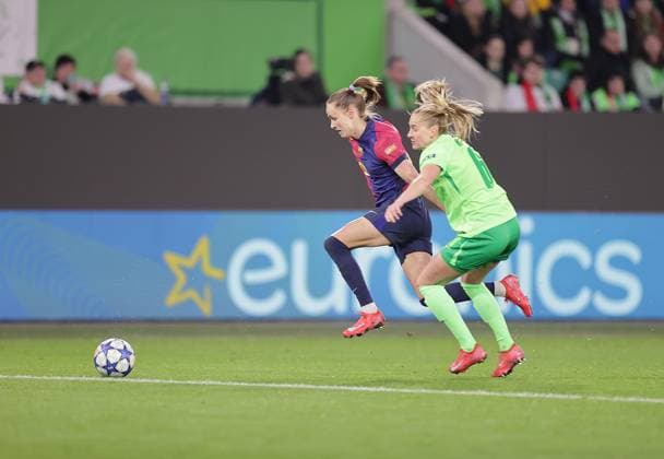 Janina Minge VfL Wolfsburg , Caroline Graham Hansen FC Barcelona Football, Women, Season 2024 2025, UWCL Quarterfinals, First leg, Volkswagen Arena , VfL Wolfsburg vs FC Barcelona, 1 4 DFL REGULATIONS PROHIBIT ANY USE OF PHOTOGRAPHS AS IMAGE SEQUENCES AND OR QUASI VIDEO