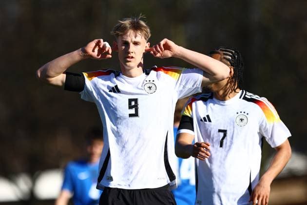 9 Max Moerstedt (Deutschland U19) bejubelt seinen Treffer zum 2:0. Fußball I Junioren I UEFA-U19-Europameisterschaft I Saison 2024-2025 I Qualifikationsturnier I Deutschland U19 - Slowenien U19 I 19.03.2025 I Drömlingstadion *** 9 Max Moerstedt Germany U19 celebrates his goal to make it 2 0 Football I Juniors I UEFA European U19 Championship I 2024 2025 season I Qualifying tournament I Germany U19 Slovenia U19 I 19 03 2025 I Drömlingstadion