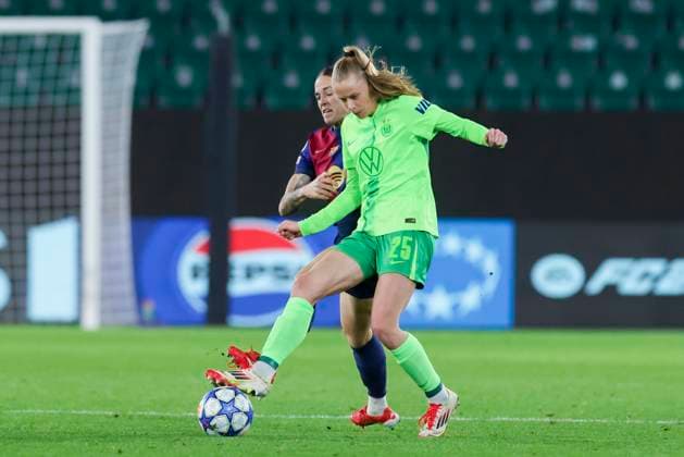 Maria Leon FC Barcelona and Vivien Endemann VfL Wolfsburg battle for the ball, UEFA Women s Champions League Quarter Finals First Leg, VfL Wolfsburg and FC Barcelona, Volkswagen Arena on March 19, 2025 in Wolfsburg, Germany Photo by Marco Steinbrenner DeFodi Images Maria Leon FC Barcelona and Vivien Endemann VfL Wolfsburg battle for the ball, UEFA Women s Champions League Quarter Finals First Leg, VfL Wolfsburg and FC Barcelona, Volkswagen Arena, March 19, 2025 in Wolfsburg, Germany Photo by Marco Steinbrenner DeFodi Images