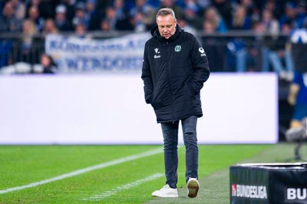 14 03 2025 Soccer, 2024 2025, 2 Bundesliga, Matchday 26, FC Schalke 04 Hannover 96 Andre Breitenreiter Coach Hannover DFL REGULATIONS PROHIBIT ANY USE OF PHOTOGRAPHS AS IMAGE SEQUENCES AND OR QUASI VIDEO Gelsenkirchen North Rhine-Westphalia Germany Veltins Arena