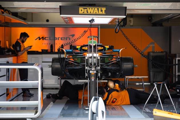 F1 - CHINESE GRAND PRIX 2025 McLaren F1 Team garage, box, during the Formula 1 Heineken Chinese Grand Prix 2025, 2nd round of the 2025 FIA Formula One World Championship, WM, Weltmeisterschaft from March 21 to 23, 2025 on the Shanghai International Circuit, in Shanghai, China - ShanghaiChina  Copyright: xJavierxJimenezx
