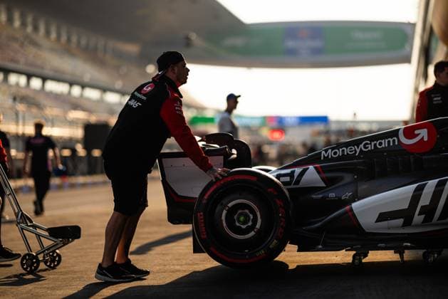 F1 - CHINESE GRAND PRIX 2025 87 BEARMAN Ollie Oliver (gbr), Haas F1 Team VF-25 Ferrari, pitlane, during the Formula 1 Heineken Chinese Grand Prix 2025, 2nd round of the 2025 FIA Formula One World Championship, WM, Weltmeisterschaft from March 21 to 23, 2025 on the Shanghai International Circuit, in Shanghai, China - ShanghaiChina  Copyright: xJavierxJimenezx