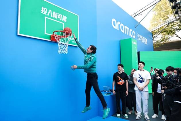 F1 Grand Prix Of China - Previews Pedro de la Rosa of Spain and the Aston Martin Aramco F1 Team plays basketball at the ARAMCO event during the preview ahead of the F1 Grand Prix of China at Shanghai International Circuit in Shanghai, China, on March 20, 2025. Shanghai Shanghai China  Copyright: xPaddockerx originalFilename:paddocker-f1grandp250320_npH0g.jpg