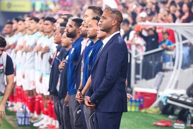 20th March 2025; The Sydney Football Stadium, Sydney, NSW, AFC World Cup Qualifiers, 3rd Round, Group C Football, Australia versus Indonesia; Indonesia coach Patrick Kluivert with the bench players during the national anthem  ActionPlus12763330 KevinxManning